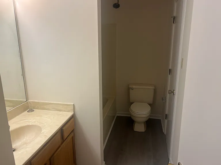 3260 Spring Hollow Ave #5 — Photo 2