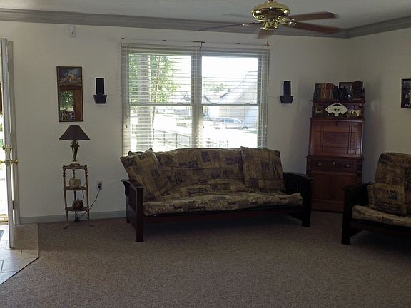 Living area, view 2.