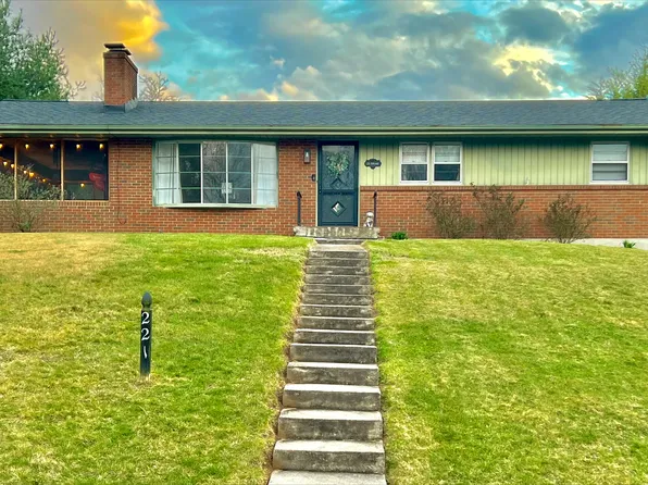 221 Foxland Ave, Vinton, VA 24179