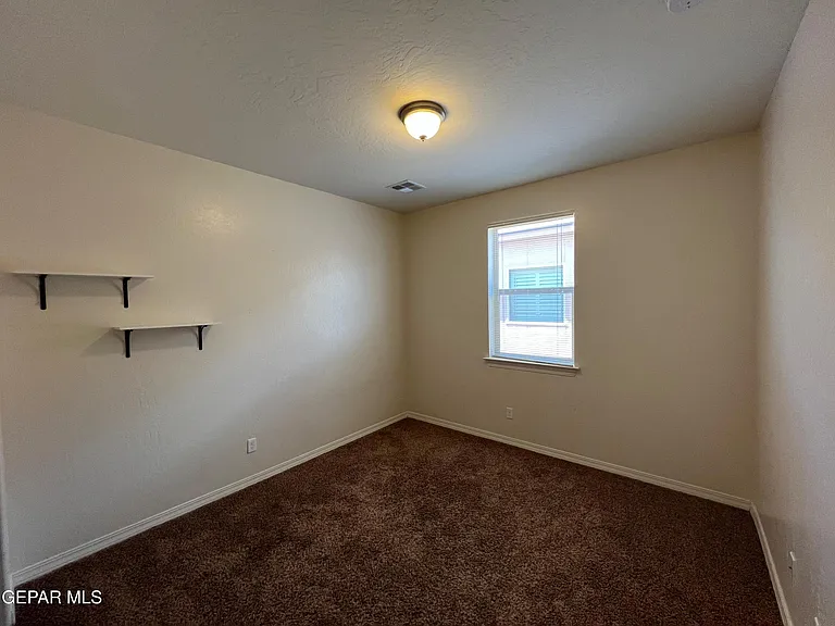 147 N Manzanita Dr — Photo 4