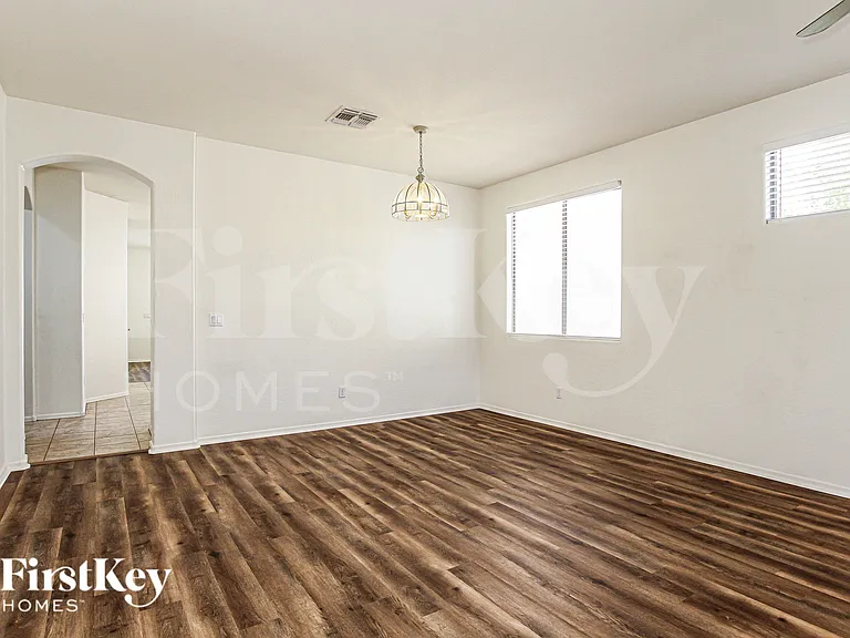 2715 E Carson Rd — Photo 2