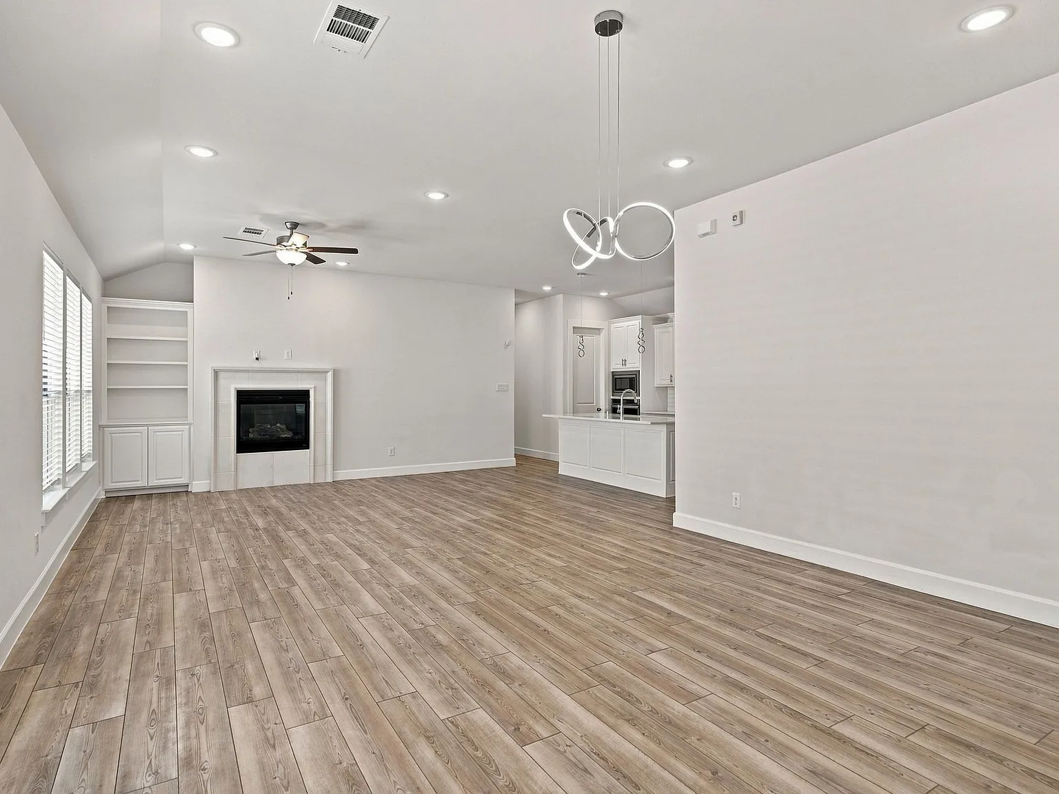 3 bed, 1923 sqft, $3,100 — Photo 4