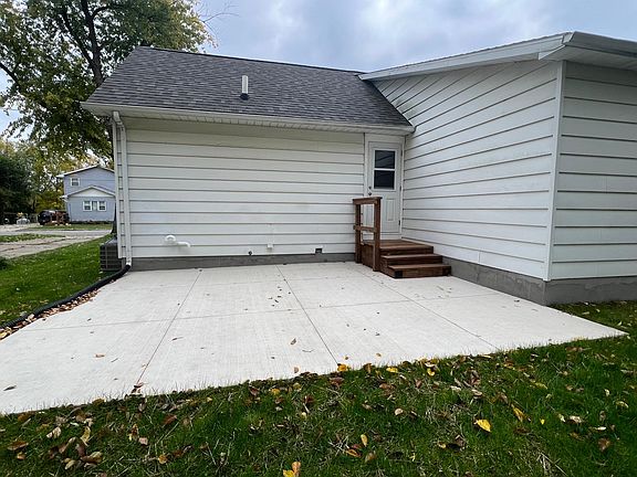 Backyard patio, rear entry