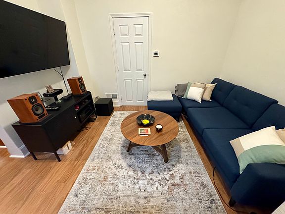 4th image of 910 N Paulina St APT 1R