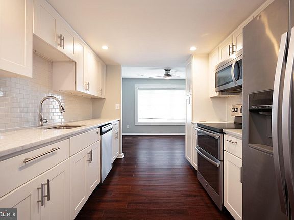 5th image of 3206 Emerald Pl