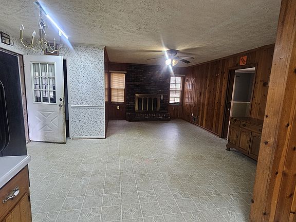 3rd image of 945 Dogwood Way