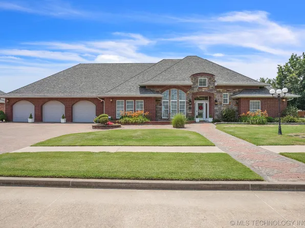 2804 Summerfield Pl, Pryor, OK 74361