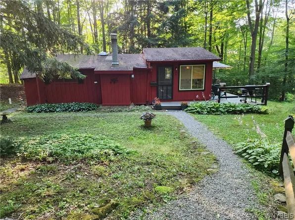 58 Maple Ln, Varysburg, NY 14167