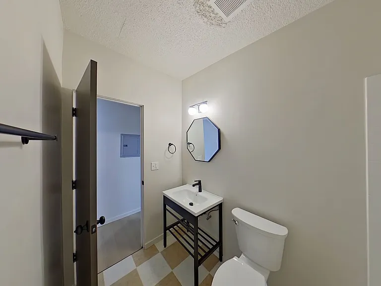 University Manor - Newly Renovated Units just a short walk from Campus! — Photo 101