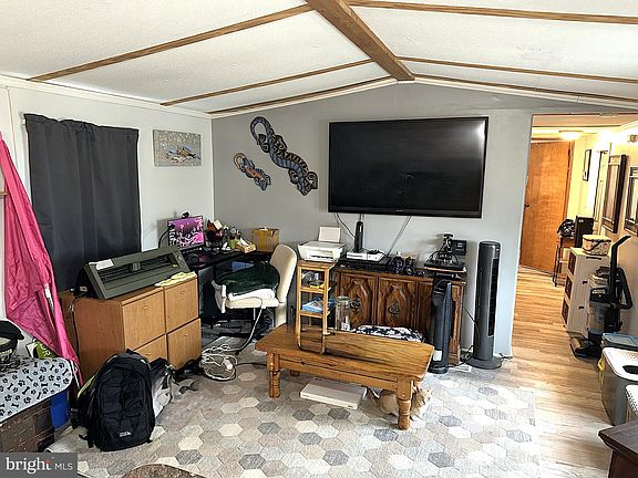 5th image of 206 5th St