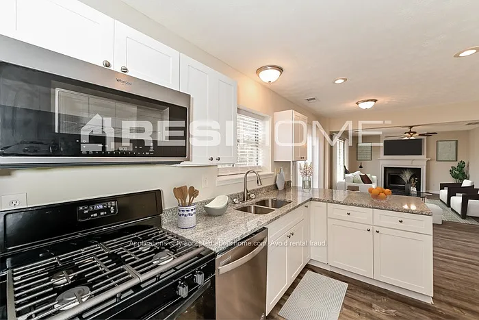 3 bed, 2.5 bath, 1640 sqft, $1,815 — Photo 3