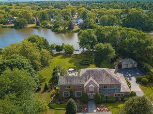 8 Garner Ln, Bay Shore, NY 11706