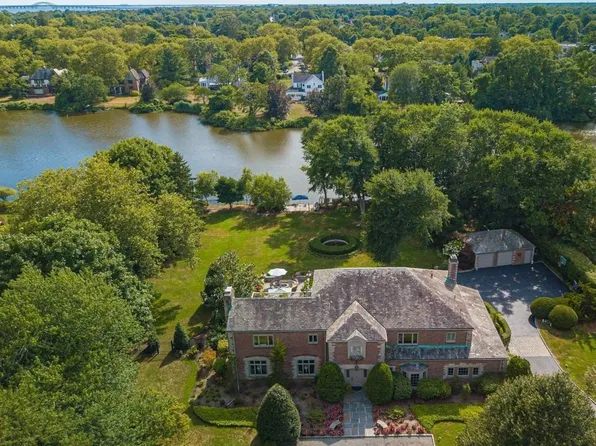 8 Garner Lane, Bay Shore, NY 11706