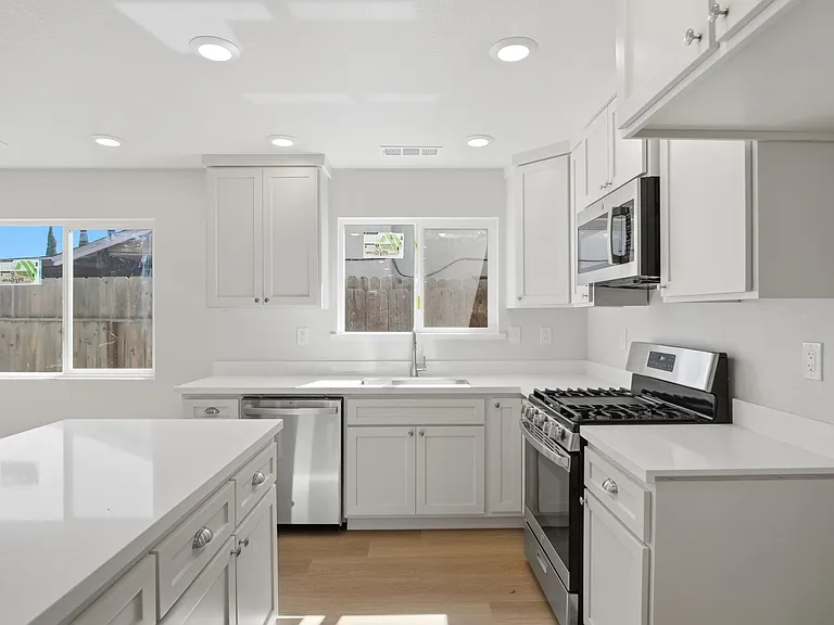 1611 Grapevine Dr — Photo 9
