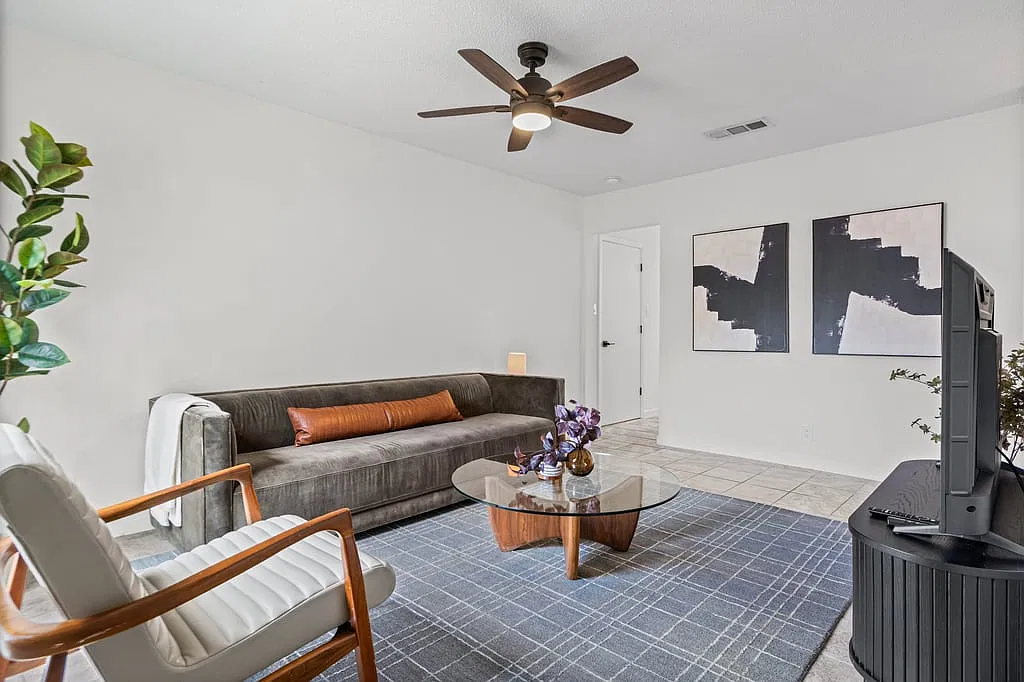 3 bed, 916 sqft, $3,250 — Photo 1