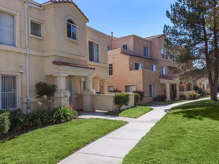 River Ranch Townhomes & Apartments — Photo 13