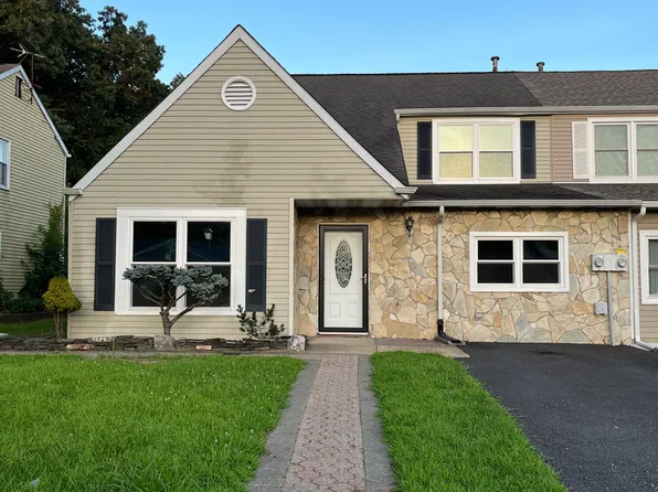 42 Scenic Dr, Freehold, NJ 07728