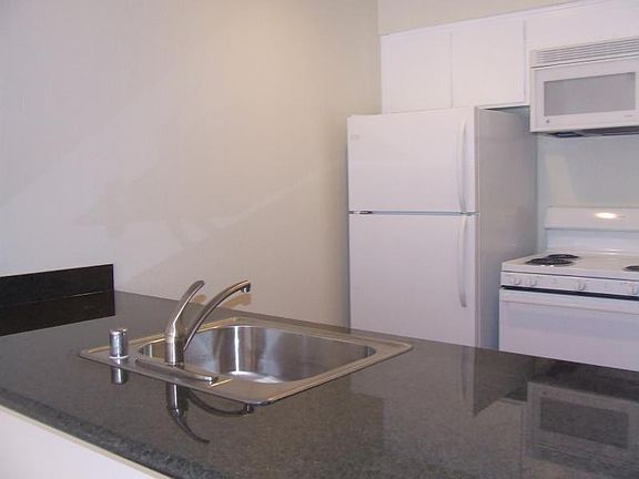 5th image of 1989 Ascot Dr APT 4