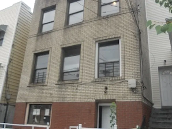 1033 E 214th St, Bronx, NY 10469