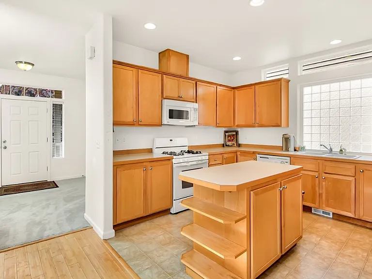 10251 NE Okanogan St — Photo 3