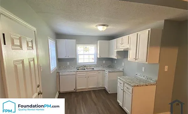 1392 Kyle St — Photo 4