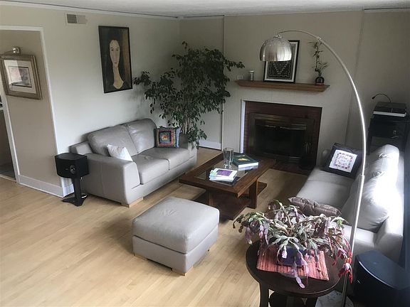 5th image of 3058 Villa St
