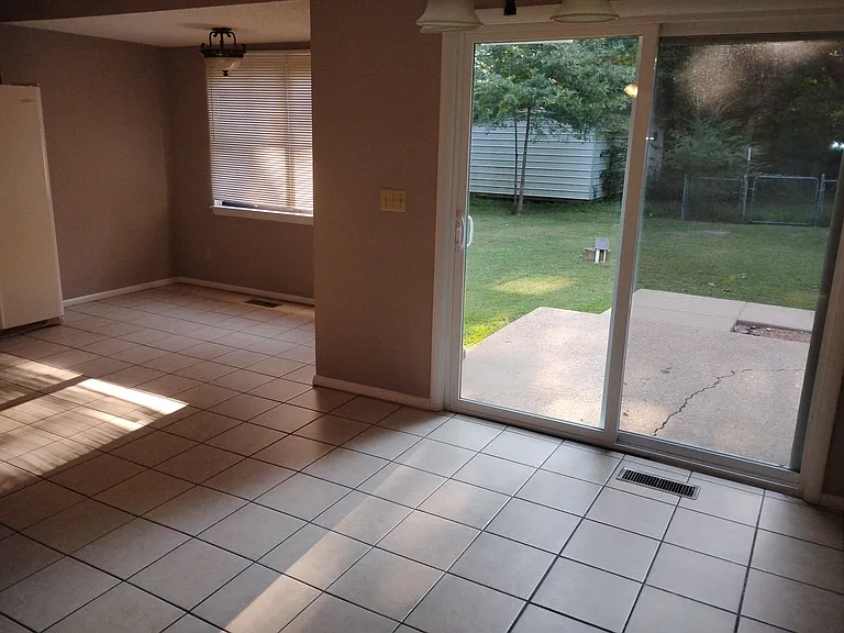 93 Stamford Dr — Photo 3