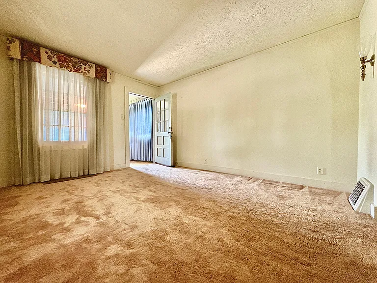 626 S Gladstone Ave — Photo 7