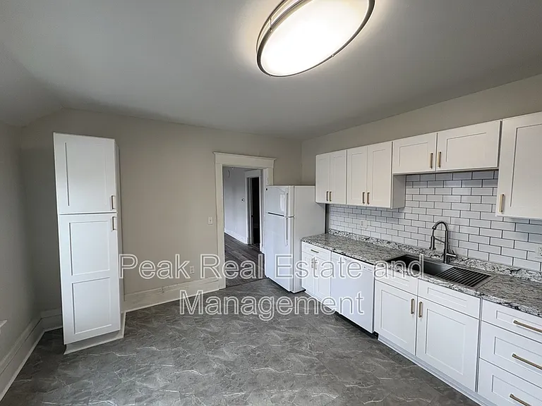 744 Oakland Ave SW — Photo 2