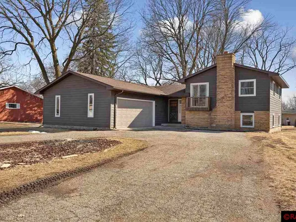1121 Sunrise Dr, North Mankato, MN 56003