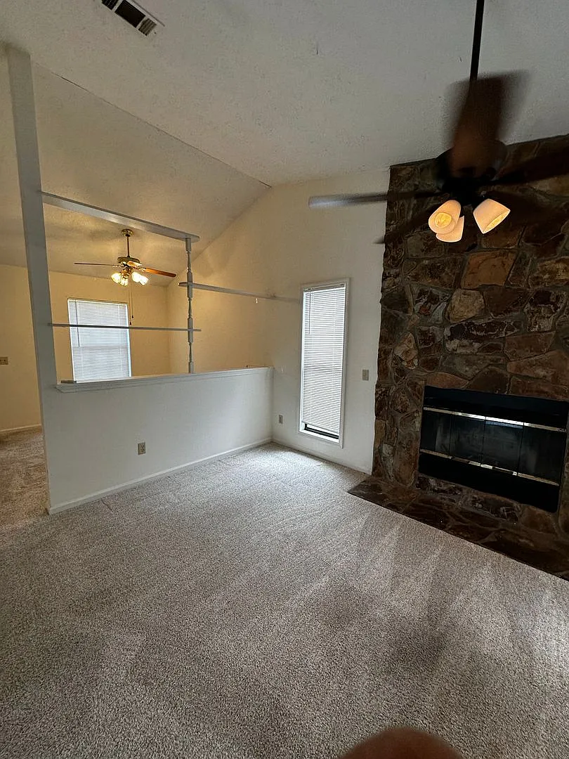 First 2 weeks free for approved applicant. 2 Bedroom home with garage. Great Area and Location! — Photo 2