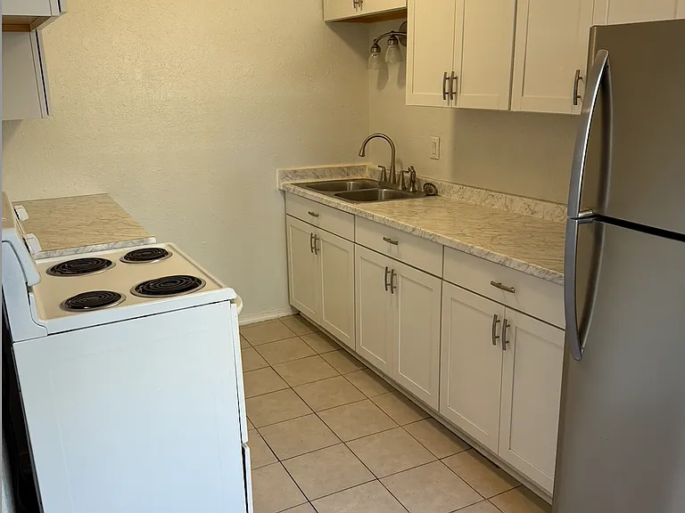 203 Vassar Dr SE #B — Photo 5