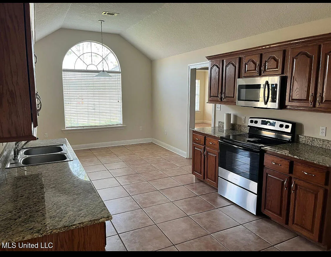 4 bed, 2.0 bath, 2500 sqft, $2,500 — Photo 4