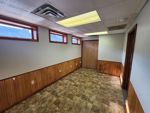 2nd image of 1540 Lincoln Way