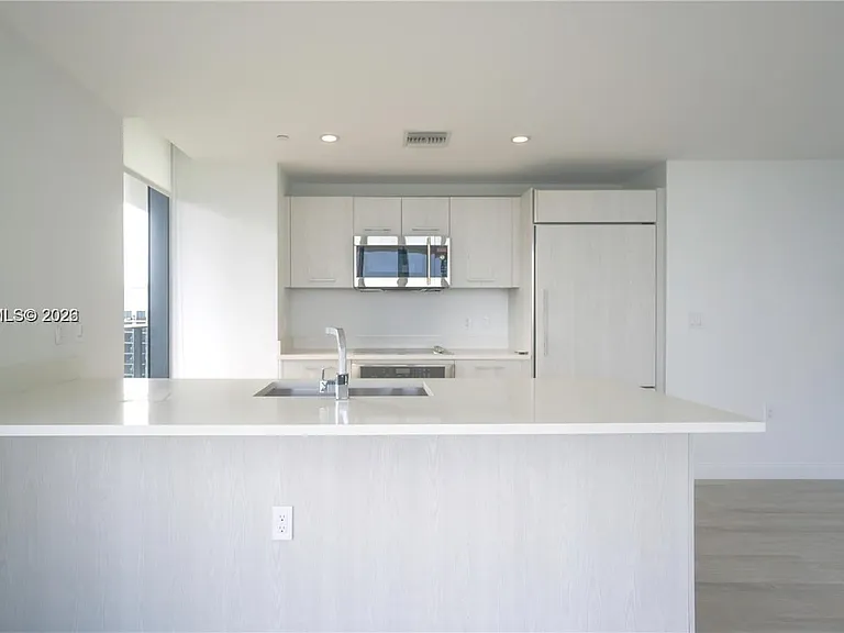 45 SW 9th St #3303 — Photo 11