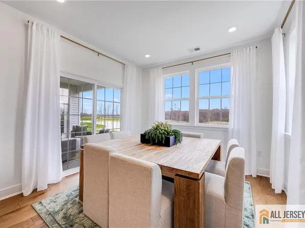 2 Wembley Ct, Monroe Township, NJ 08831