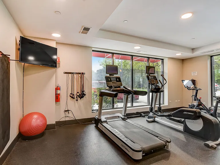 HIGHPOINT Clarendon Hills — Photo 25