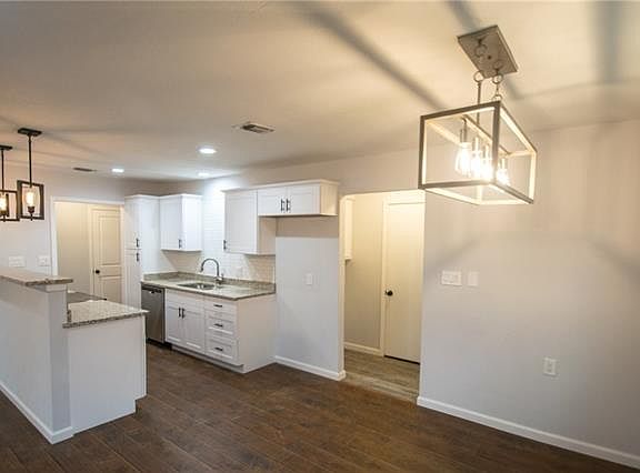 5th image of 2415 College Park Dr