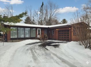 46 Quinpool Cres, Ottawa, ON K2H 6J1