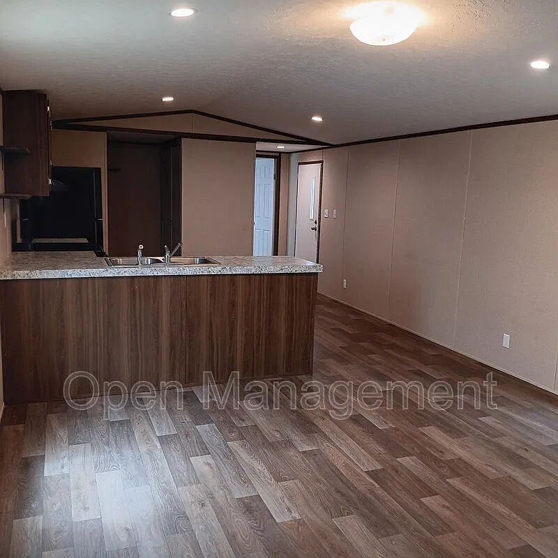 3 bed, 2.0 bath, 924 sqft, $949 — Photo 4