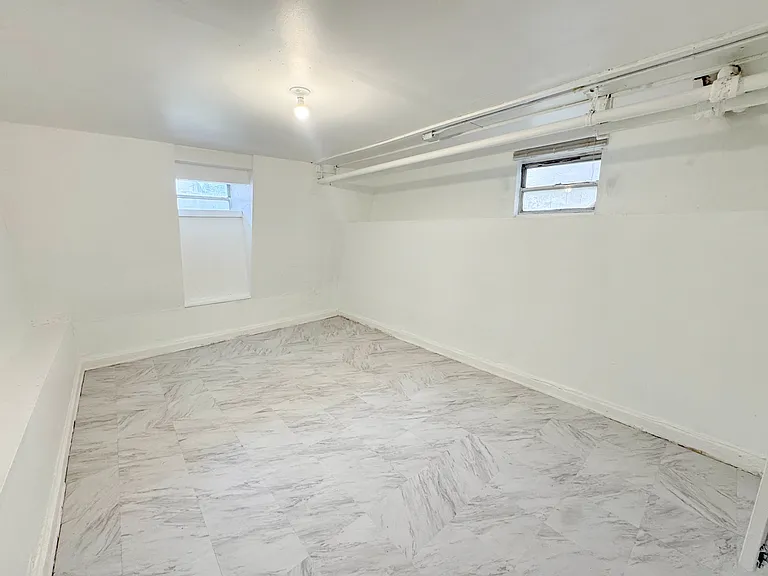 622 E 3rd St #1 — Photo 4