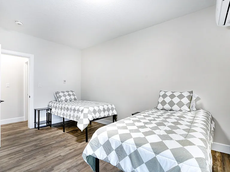 537 Talbot St — Photo 56