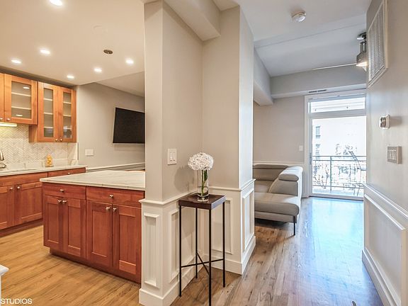 2nd image of 657 W Fulton St Unit 313
