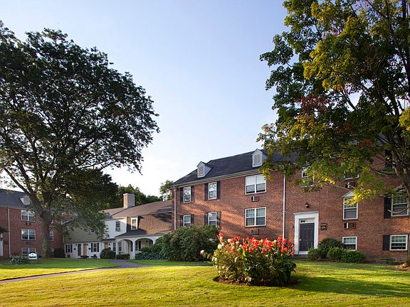 Outdoor Landscaping Makes Beverly Commons Shine in the Sun!