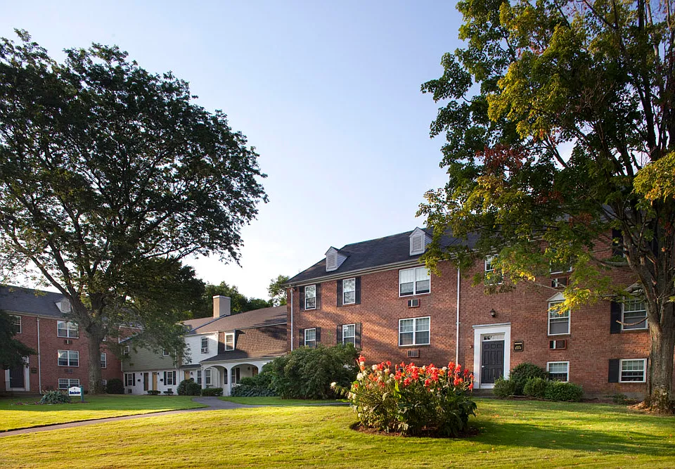 Outdoor Landscaping Makes Beverly Commons Shine in the Sun!