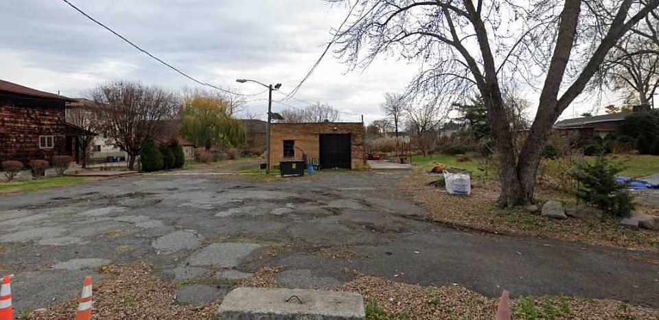 2nd image of 1118 Farm Rd