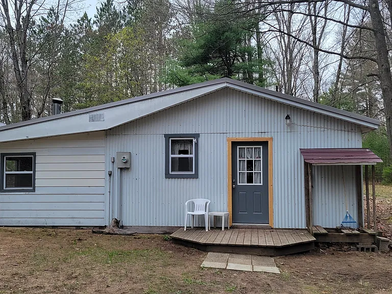 Cute 2 bedroom home near Pine Lake
