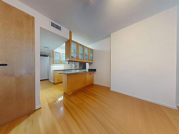 3rd image of 4544 Vernon Blvd APT 3