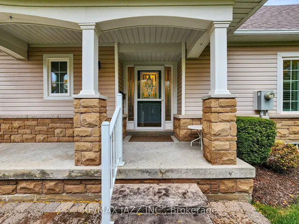 350 Lakebreeze Dr #9, Clarington, ON L1B 0A2