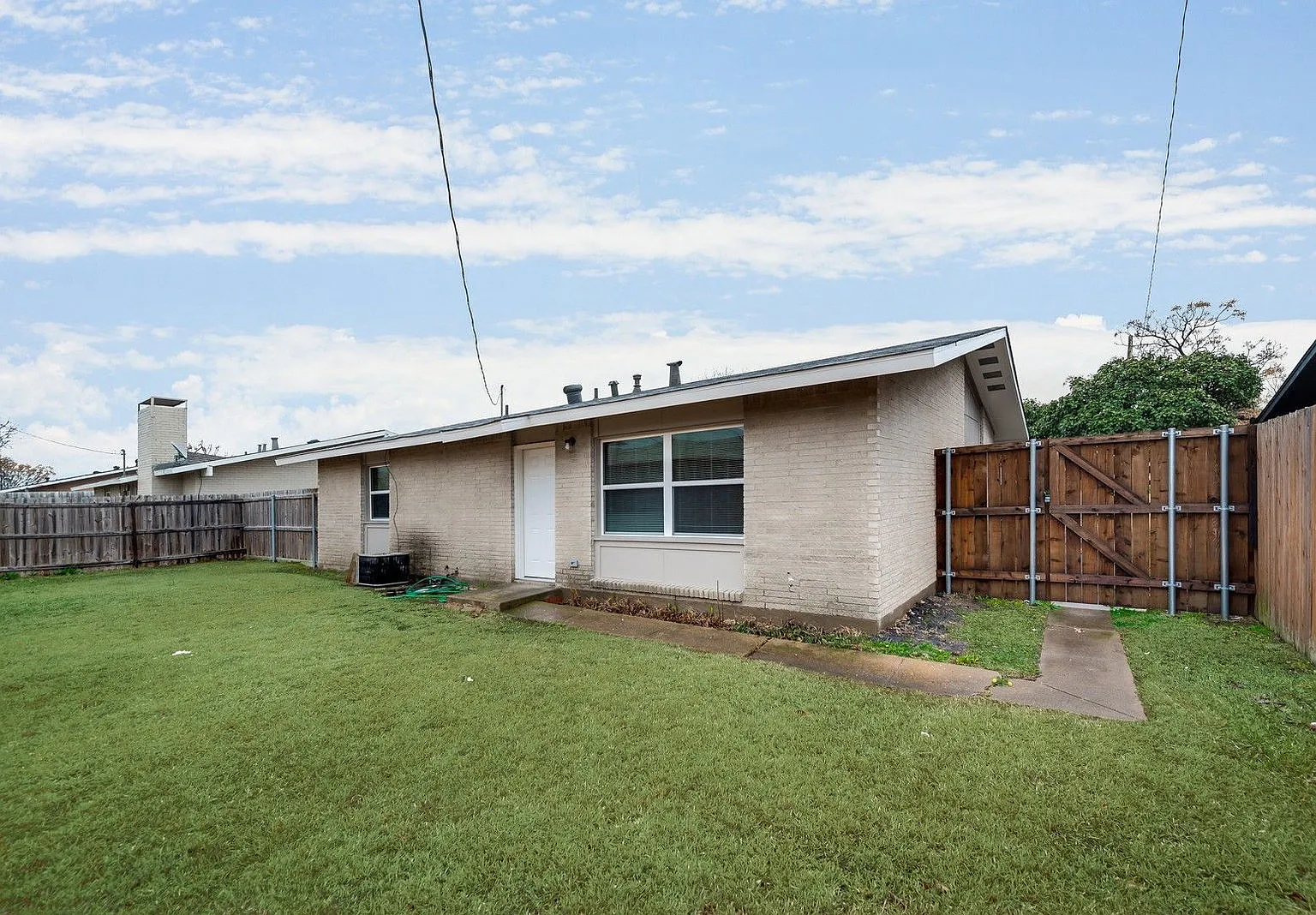 3 bed, 2.0 bath, 1230 sqft, $2,400 — Photo 1